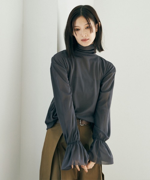 marjour(マージュール)の「SHEER HIGHNECK TOPS(Tシャツ/カットソー・レディース・アイボリー/チャコールグレー・M)」の2枚目の写真