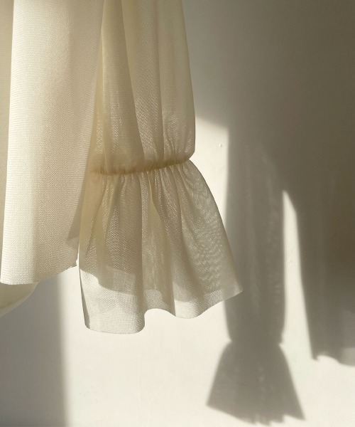 marjour(マージュール)の「SHEER HIGHNECK TOPS(Tシャツ/カットソー・レディース・アイボリー/チャコールグレー・M)」の3枚目の写真