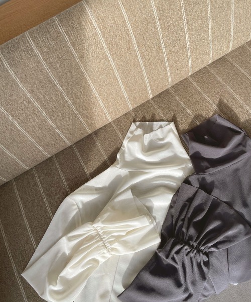 marjour(マージュール)の「SHEER HIGHNECK TOPS(Tシャツ/カットソー・レディース・アイボリー/チャコールグレー・M)」の5枚目の写真