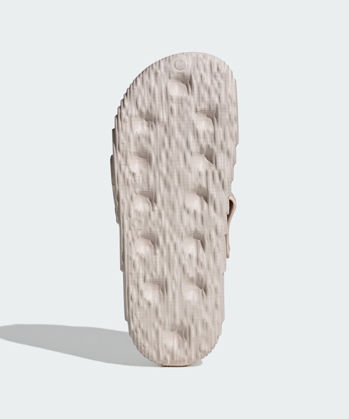 adidas（アディダス）の「アディレッタ 22 XLG サンダル / Adilette 22 XLG Slides / 厚底サンダル / アディダスオリジナルス adidas Originals（サンダル・レディース・ブラック×ブラック/ホワイト/ベージュ/ブラウン/ブラック/ピンク・25.5cm/23.5cm/24.5cm/27.5cm/22.5cm/26.5cm）」の14枚目の写真