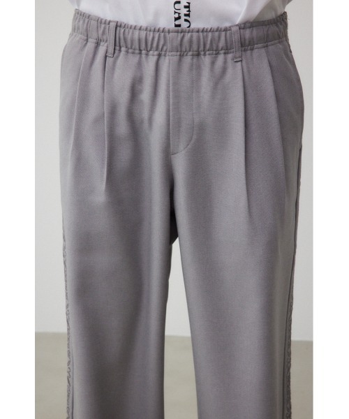 AZUL by moussy(アズールバイマウジー)の「2タックライン刺繍ワイドパンツ(その他パンツ・メンズ・グレー/ベージュ・FREE)」の9枚目の写真