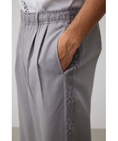 AZUL by moussy(アズールバイマウジー)の「2タックライン刺繍ワイドパンツ(その他パンツ・メンズ・グレー/ベージュ・FREE)」の11枚目の写真