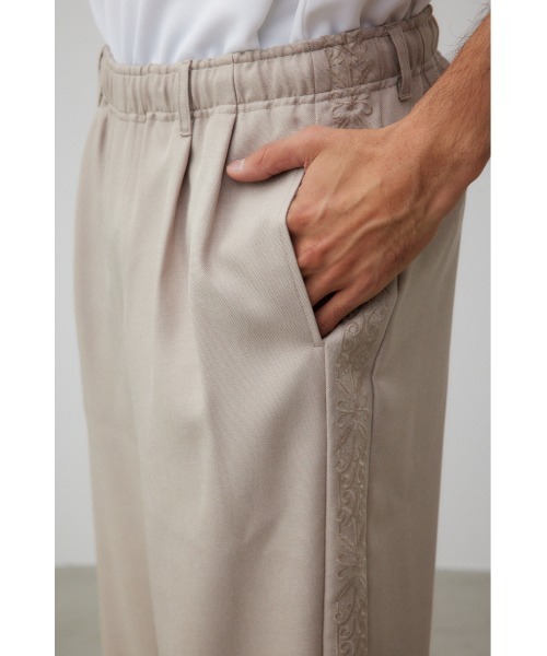 AZUL by moussy(アズールバイマウジー)の「2タックライン刺繍ワイドパンツ(その他パンツ・メンズ・グレー/ベージュ・FREE)」の21枚目の写真