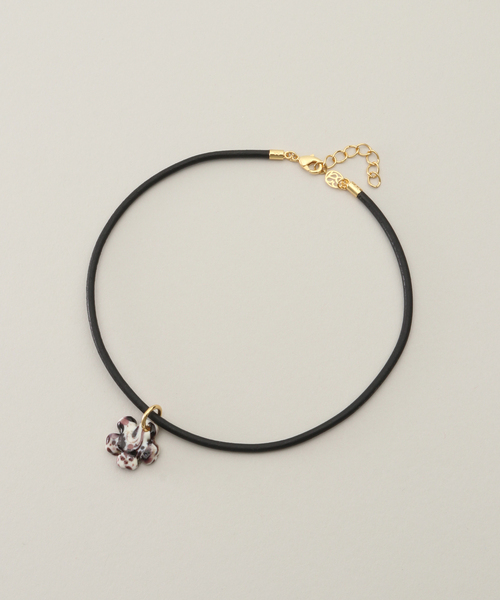 JOURNAL STANDARD(ジャーナルスタンダード)の「【SANDRALEXANDRA】Black and White Clover Ch CLOVER LEATHER CORD(チョーカー・レディース・ネイビー/ブラック・FREE)」の2枚目の写真