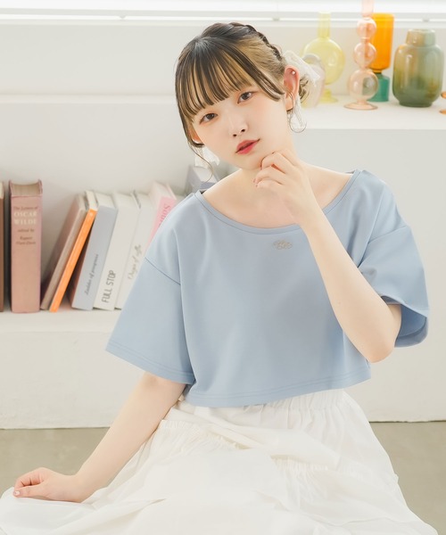 moulis'(ムーリス)の「クロップドロゴ刺繍Tシャツ(Tシャツ/カットソー・レディース・ベージュ/ホワイト/ブルー・LARGE/MEDIUM/3L/LL)」の3枚目の写真