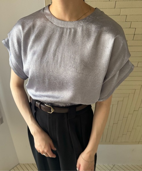 Amiur（エミレ）の「tuck design sleeve satin tops / タックデザインスリーブサテントップス（Tシャツ/カットソー・レディース・アイボリー/グレイッシュベージュ/シルバー系・FREE）」の2枚目の写真