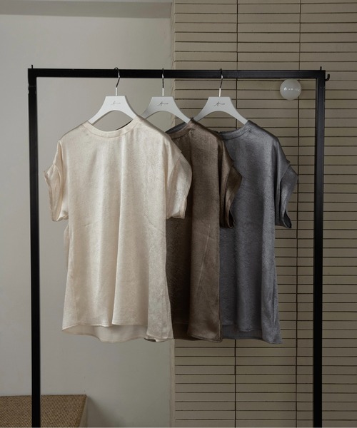 Amiur（エミレ）の「tuck design sleeve satin tops / タックデザインスリーブサテントップス（Tシャツ/カットソー・レディース・アイボリー/グレイッシュベージュ/シルバー系・FREE）」の3枚目の写真