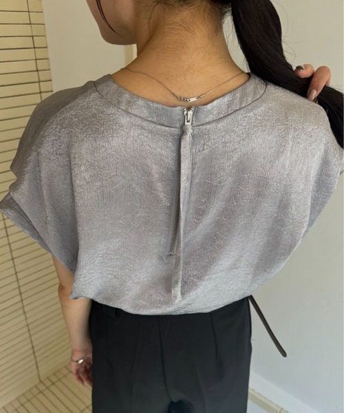Amiur（エミレ）の「tuck design sleeve satin tops / タックデザインスリーブサテントップス（Tシャツ/カットソー・レディース・アイボリー/グレイッシュベージュ/シルバー系・FREE）」の9枚目の写真