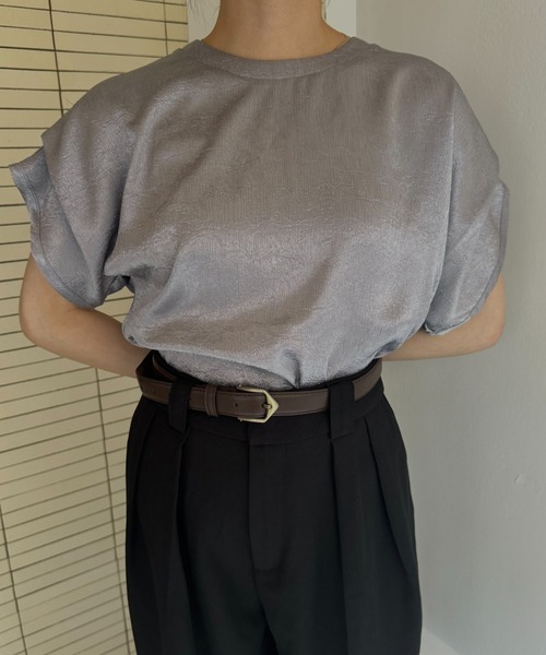 Amiur（エミレ）の「tuck design sleeve satin tops / タックデザインスリーブサテントップス（Tシャツ/カットソー・レディース・アイボリー/グレイッシュベージュ/シルバー系・FREE）」の8枚目の写真