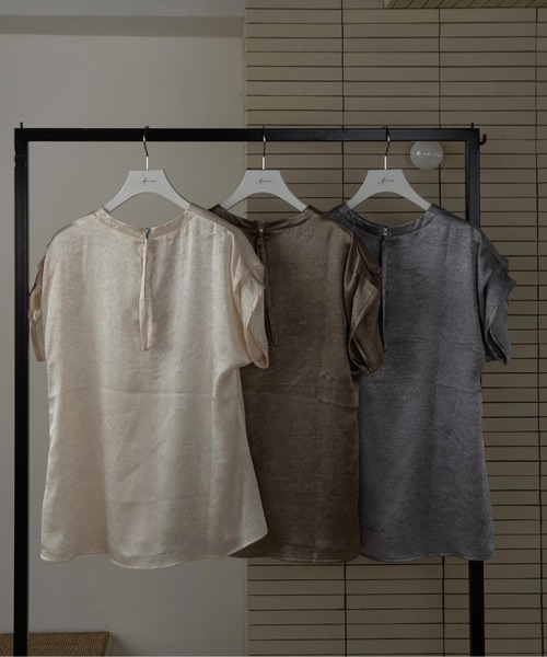 Amiur（エミレ）の「tuck design sleeve satin tops / タックデザインスリーブサテントップス（Tシャツ/カットソー・レディース・アイボリー/グレイッシュベージュ/シルバー系・FREE）」の5枚目の写真