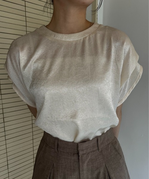 Amiur（エミレ）の「tuck design sleeve satin tops / タックデザインスリーブサテントップス（Tシャツ/カットソー・レディース・アイボリー/グレイッシュベージュ/シルバー系・FREE）」の6枚目の写真