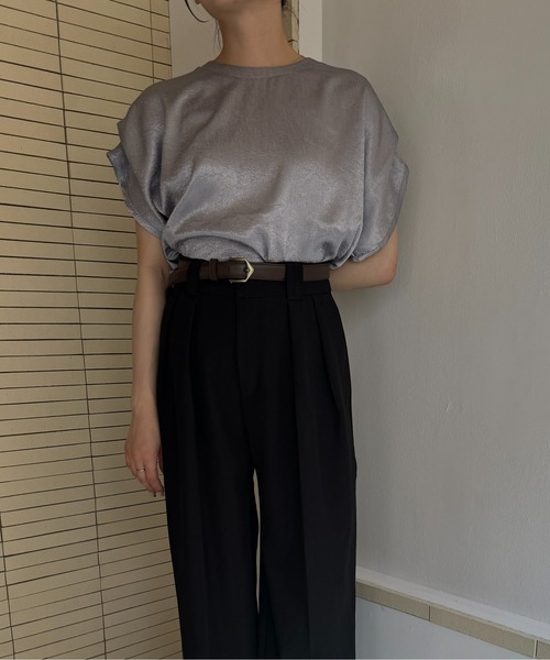 Amiur（エミレ）の「tuck design sleeve satin tops / タックデザインスリーブサテントップス（Tシャツ/カットソー・レディース・アイボリー/グレイッシュベージュ/シルバー系・FREE）」の10枚目の写真
