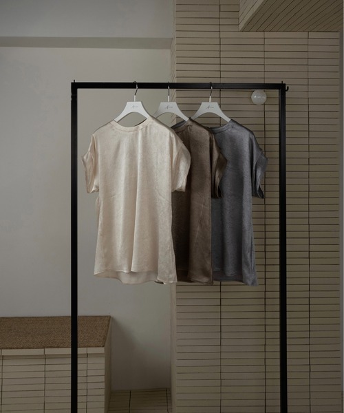 Amiur（エミレ）の「tuck design sleeve satin tops / タックデザインスリーブサテントップス（Tシャツ/カットソー・レディース・アイボリー/グレイッシュベージュ/シルバー系・FREE）」の16枚目の写真