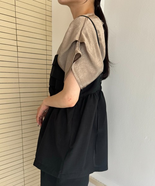 Amiur（エミレ）の「tuck design sleeve satin tops / タックデザインスリーブサテントップス（Tシャツ/カットソー・レディース・アイボリー/グレイッシュベージュ/シルバー系・FREE）」の12枚目の写真