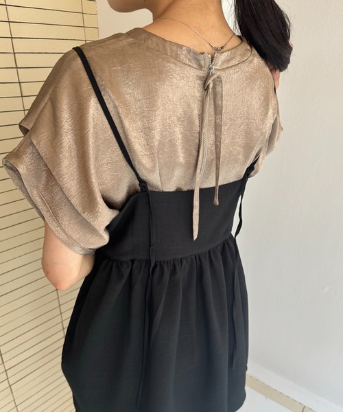 Amiur（エミレ）の「tuck design sleeve satin tops / タックデザインスリーブサテントップス（Tシャツ/カットソー・レディース・アイボリー/グレイッシュベージュ/シルバー系・FREE）」の13枚目の写真