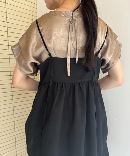 Amiur（エミレ）の「tuck design sleeve satin tops / タックデザインスリーブサテントップス（Tシャツ/カットソー・レディース・アイボリー/グレイッシュベージュ/シルバー系・FREE）」の14枚目の写真