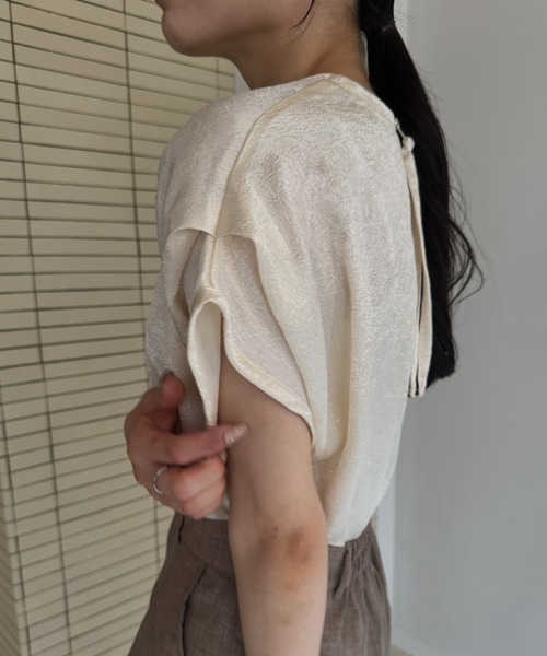 Amiur（エミレ）の「tuck design sleeve satin tops / タックデザインスリーブサテントップス（Tシャツ/カットソー・レディース・アイボリー/グレイッシュベージュ/シルバー系・FREE）」の7枚目の写真