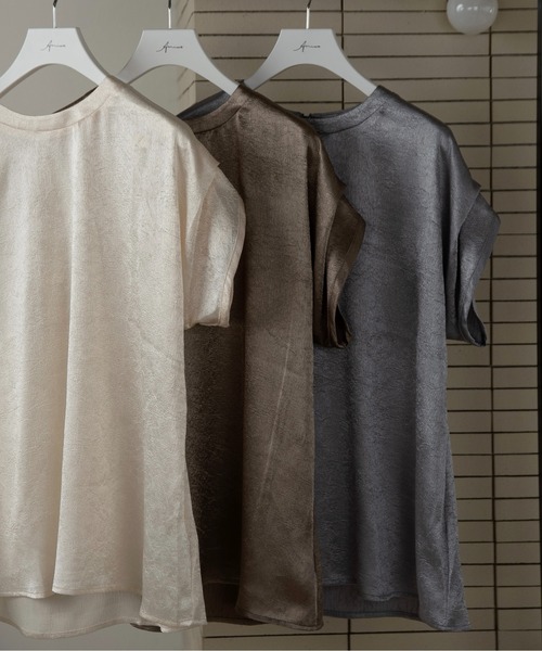 Amiur（エミレ）の「tuck design sleeve satin tops / タックデザインスリーブサテントップス（Tシャツ/カットソー・レディース・アイボリー/グレイッシュベージュ/シルバー系・FREE）」の4枚目の写真