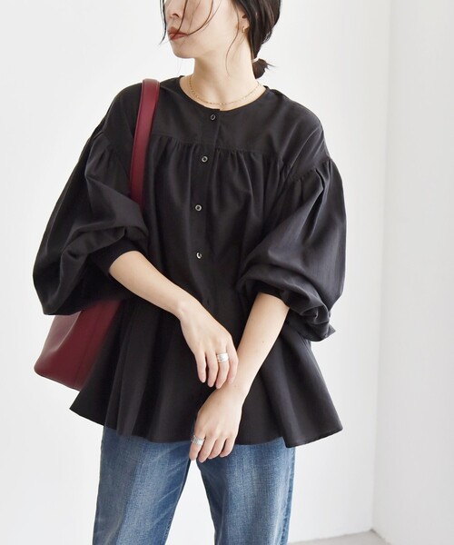 quaranciel(カランシエル)の「quaranciel:〈洗濯機可能〉シアー ギャザー クルーネック シャツ ブラウス(シャツ/ブラウス・レディース・ブラック/ホワイト・ONE SIZE)」の1枚目の写真