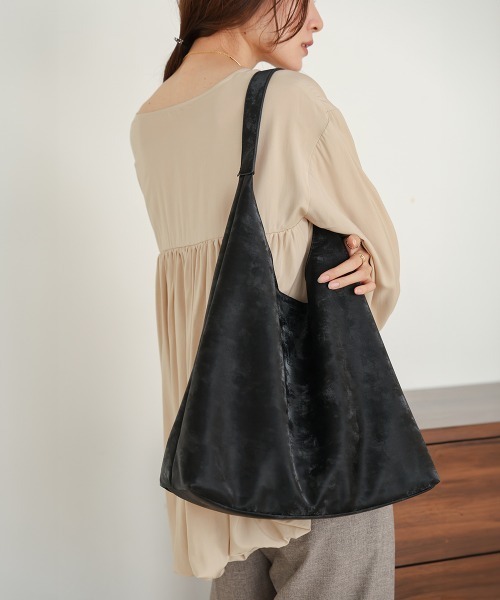 Bab（バブ）の「シャイニートライアングルBAG（トートバッグ・レディース・ベージュ/ブラック/シルバー・ONESIZE）」の2枚目の写真