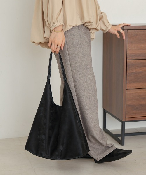 Bab（バブ）の「シャイニートライアングルBAG（トートバッグ・レディース・ベージュ/ブラック/シルバー・ONESIZE）」の7枚目の写真