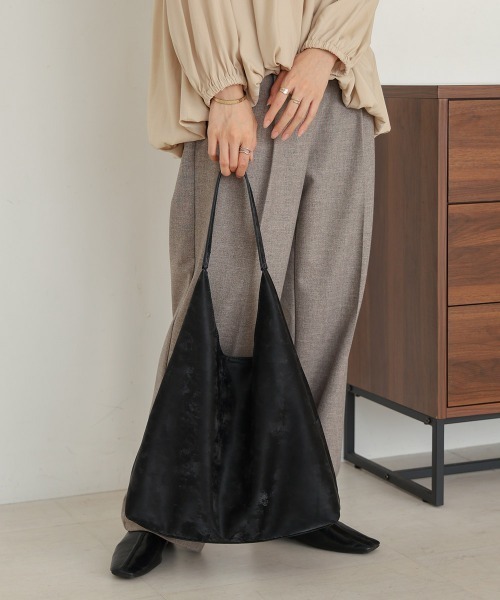 Bab（バブ）の「シャイニートライアングルBAG（トートバッグ・レディース・ベージュ/ブラック/シルバー・ONESIZE）」の9枚目の写真