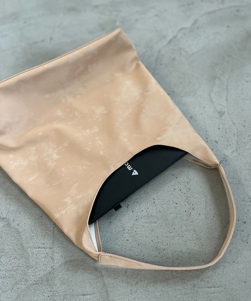 Bab（バブ）の「シャイニートライアングルBAG（トートバッグ・レディース・ベージュ/ブラック/シルバー・ONESIZE）」の4枚目の写真