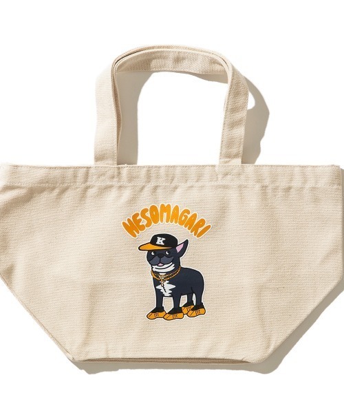 Kinetics（キネティクス）の「KINETICS 小山ゆうじろう×伊藤商店×Kinetics HESOMAGARI TOTE BAG SMALL（キネティクス へそまがり トートバッグ スモール）（トートバッグ・メンズ・アイボリー・FREE）」の2枚目の写真