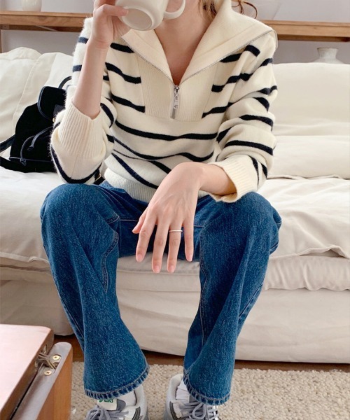 by LEGNA(バイレグナ)の「フロントのジッパーデザインがアクセント。ボーダー柄セーラーカラーニット(ニット/セーター・レディース・ホワイト×ブラック/ホワイト×レッド/ホワイト×ブルー/ネイビー×ホワイト・FREE)」の5枚目の写真