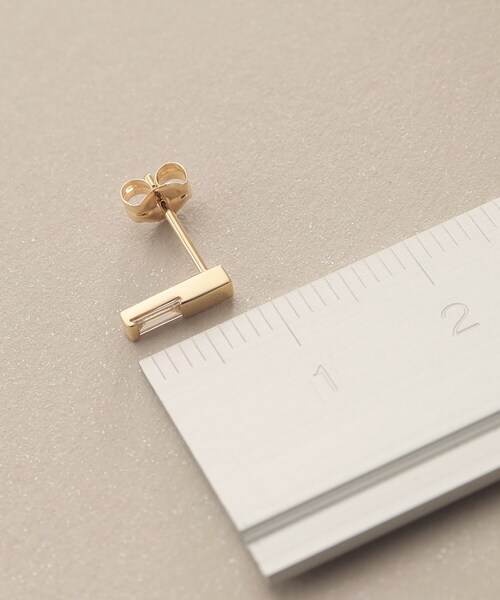 COCOSHNIK(ココシュニック)の「K10ダイヤモンド バケットカットレクタングル スタッドピアス(ピアス(両耳用)・レディース・イエローゴールド・00)」の3枚目の写真