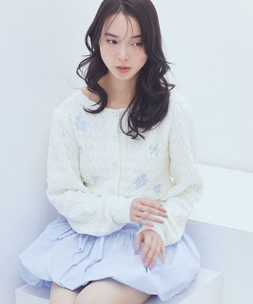 earth music&ecology（アースミュージックアンドエコロジー）の「フラワー刺繍カーディガン（カーディガン/ボレロ・レディース・イエロー/アイボリー/サックスブルー・FREE）」の6枚目の写真