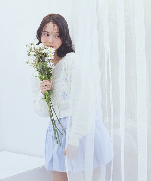 earth music&ecology（アースミュージックアンドエコロジー）の「フラワー刺繍カーディガン（カーディガン/ボレロ・レディース・イエロー/アイボリー/サックスブルー・FREE）」の7枚目の写真