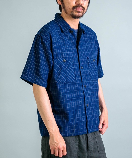 OMNIGOD（オムニゴッド）の「[OMNIGOD mens / オムニゴッド] インディゴ2重織チェック ショートスリーブボックスシャツ（シャツ/ブラウス・メンズ・インディゴブルー・2/3）」の3枚目の写真