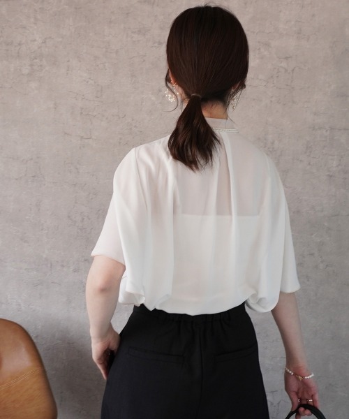 SELECT LEVERY(セレクトリベリー)の「配色バンドカラーシフォンブラウス(シャツ/ブラウス・レディース・ピンクベージュ/オフホワイト/ネイビー/ライトベージュ・MEDIUM)」の10枚目の写真