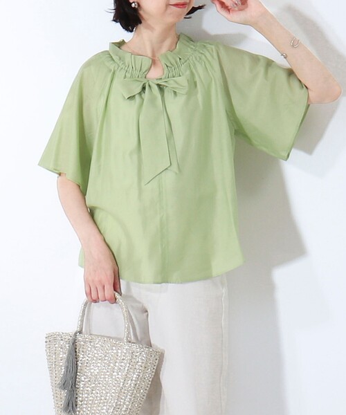 MICO COULIER(ミコクリエ)の「《セットアップ対応》シルキーローンフレアースリーブブラウス(シャツ/ブラウス・レディース・オフホワイト/ライトグリーン/チャコールグレー・38)」の3枚目の写真