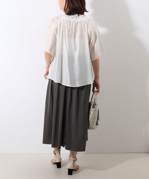 MICO COULIER(ミコクリエ)の「《セットアップ対応》シルキーローンフレアースリーブブラウス(シャツ/ブラウス・レディース・オフホワイト/ライトグリーン/チャコールグレー・38)」の6枚目の写真