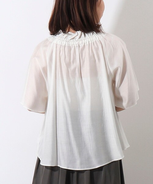 MICO COULIER(ミコクリエ)の「《セットアップ対応》シルキーローンフレアースリーブブラウス(シャツ/ブラウス・レディース・オフホワイト/ライトグリーン/チャコールグレー・38)」の7枚目の写真