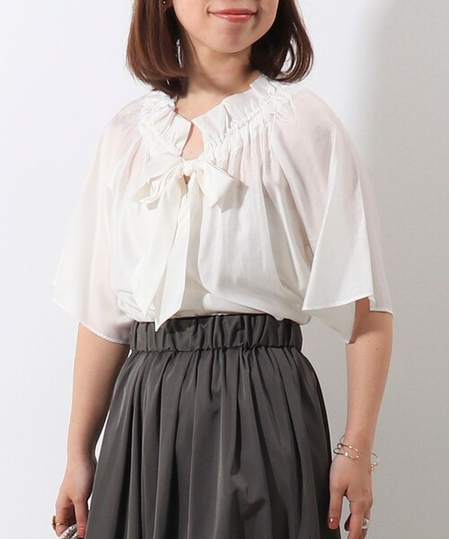 MICO COULIER(ミコクリエ)の「《セットアップ対応》シルキーローンフレアースリーブブラウス(シャツ/ブラウス・レディース・オフホワイト/ライトグリーン/チャコールグレー・38)」の9枚目の写真