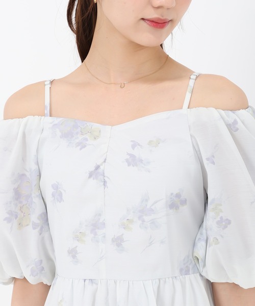 31 Sons de mode（トランテアン　ソン　ドゥ　モード）の「花柄オフショルシアーワンピース（ワンピース・レディース・オフホワイト/クリーム/サックスブルー・S/M）」の11枚目の写真