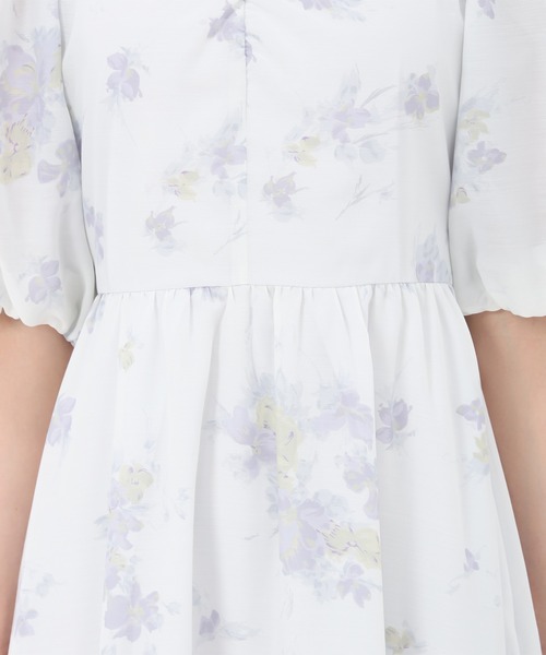 31 Sons de mode（トランテアン　ソン　ドゥ　モード）の「花柄オフショルシアーワンピース（ワンピース・レディース・オフホワイト/クリーム/サックスブルー・S/M）」の13枚目の写真