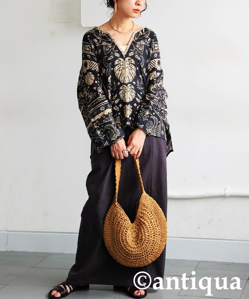antiqua(アンティカ)の「エスニック柄スキッパーネックトップス(その他トップス・レディース・ブラック・ONESIZE)」の2枚目の写真