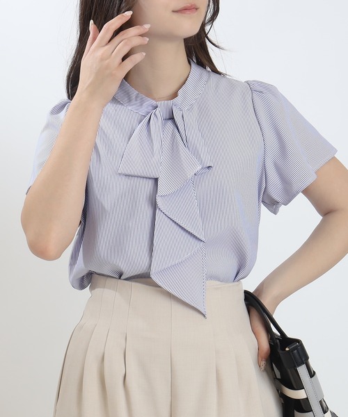 TRUDEA（トルディア）の「フリルボウタイブラウス(無地・ストライプ)（シャツ/ブラウス・レディース・ホワイト/ホワイト×ブルー/ワイン/グレイッシュブルー・MEDIUM/LARGE）」の3枚目の写真