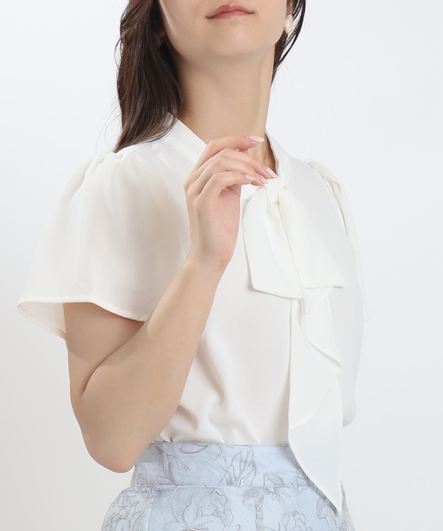 TRUDEA（トルディア）の「フリルボウタイブラウス(無地・ストライプ)（シャツ/ブラウス・レディース・ホワイト/ホワイト×ブルー/ワイン/グレイッシュブルー・MEDIUM/LARGE）」の12枚目の写真