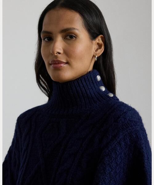 LAUREN RALPH LAUREN(ローレン ラルフ ローレン)の「ボタントリム ケーブルニット モックネック ポンチョ(ポンチョ・レディース・ネイビー系1・ONE)」の4枚目の写真