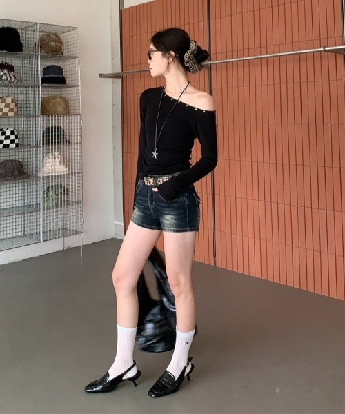 gossip！ロサンゼルス（ゴシップロサンゼルス）の「【Y2Kガーリー】ワンショルダーロングスリーブTシャツ（Tシャツ/カットソー・レディース・ブラック・FREE）」の2枚目の写真