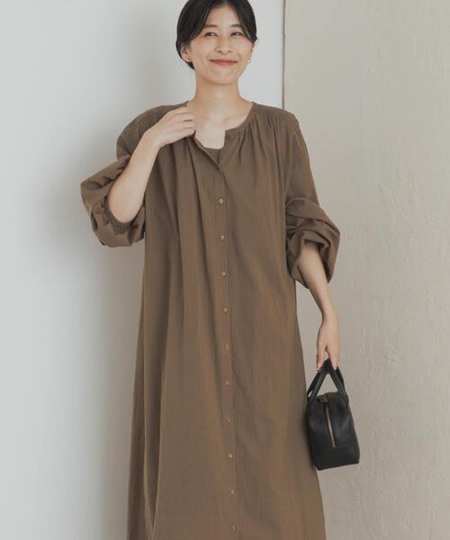 URBAN RESEARCH DOORS(アーバンリサーチドアーズ)の「エンブロイダリーギャザーワンピース(ワンピース・レディース・カーキ/ブラック・MEDIUM)」の6枚目の写真