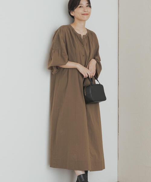 URBAN RESEARCH DOORS(アーバンリサーチドアーズ)の「エンブロイダリーギャザーワンピース(ワンピース・レディース・カーキ/ブラック・MEDIUM)」の4枚目の写真