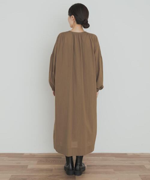 URBAN RESEARCH DOORS(アーバンリサーチドアーズ)の「エンブロイダリーギャザーワンピース(ワンピース・レディース・カーキ/ブラック・MEDIUM)」の20枚目の写真