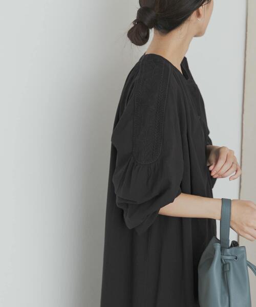 URBAN RESEARCH DOORS(アーバンリサーチドアーズ)の「エンブロイダリーギャザーワンピース(ワンピース・レディース・カーキ/ブラック・MEDIUM)」の11枚目の写真