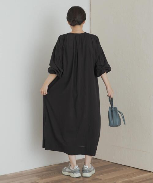 URBAN RESEARCH DOORS(アーバンリサーチドアーズ)の「エンブロイダリーギャザーワンピース(ワンピース・レディース・カーキ/ブラック・MEDIUM)」の13枚目の写真
